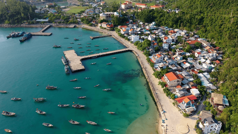 Bai Lang offers a rustic, natural beauty with warm and welcoming locals, ensuring unforgettable experiences for visitors (Source: Fanpage Cù Lao Chàm - Chàm Island)